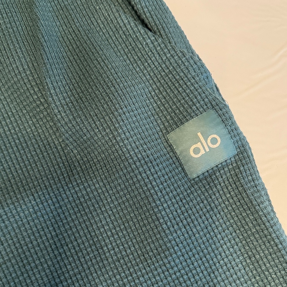 Alo - Waffle Weekend Escape Jogger Color: Winter Ivy